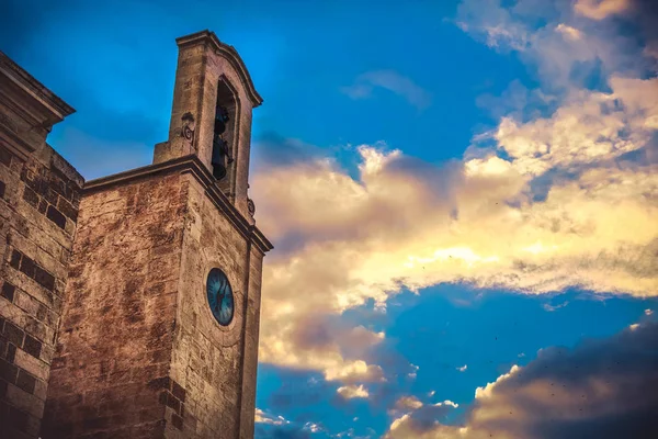 Церковь заката света колокольня небо фоне южной Италии вилла — стоковое фото