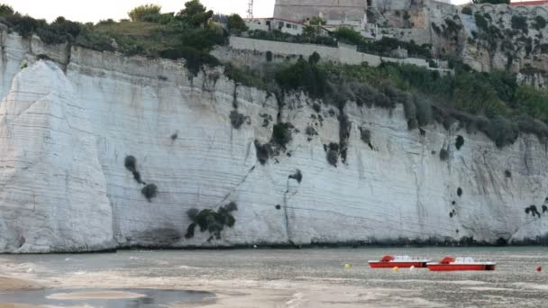 ガルガーノ イタリア 2018 夕暮れ風光明媚な白 Pizzomunno の岩礁岩とガルガーノ Seacost ヴィエステ ビーチ — ストック動画