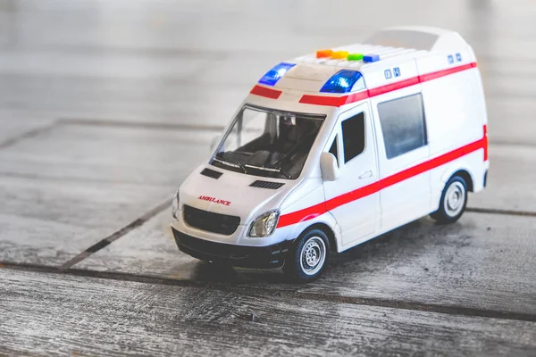 Ambulancia fondo juguete médico cuidado vehículo sirenas azul luces —  Fotos de Stock