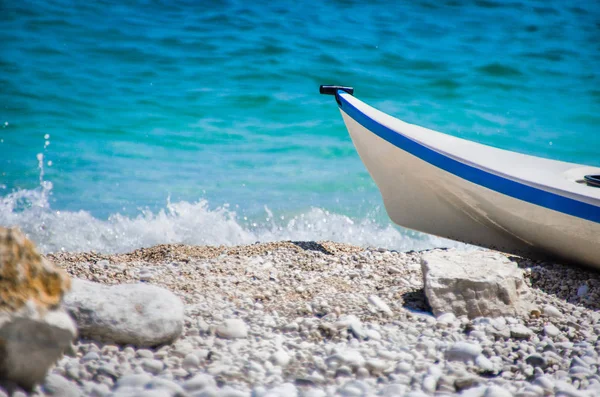 Proue petit bateau mer vagues écrasement rivage plage de galets — Photo