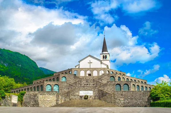 El monumento militar italiano en Caporetto o Kobarid en Eslovenia, un hito de la Primera Guerra Mundial en Europa — Foto de Stock