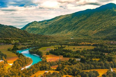 Isonzo Soca Nehri Vadisi sarı yeşil ve turuncu günbatımı manzara Slovenya - İtalya kenarlık
