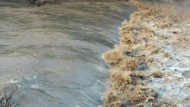 넘쳐 물 홍수 폭포 파도 더러운 물 — 비디오