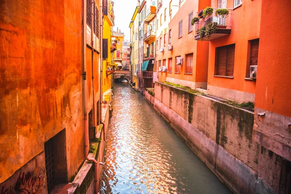 Italienische häuser zwischen dem versteckten kanal des reno in der via oberdan - bologna - emilia romagna italien — Stockfoto