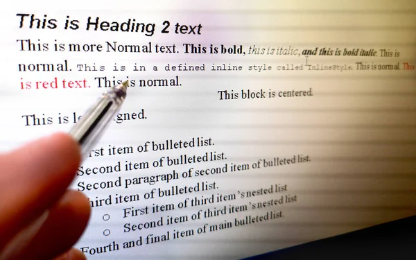 Mano con pluma indican reglas de formato de texto en el software de procesador de texto en la pantalla del ordenador — Foto de Stock
