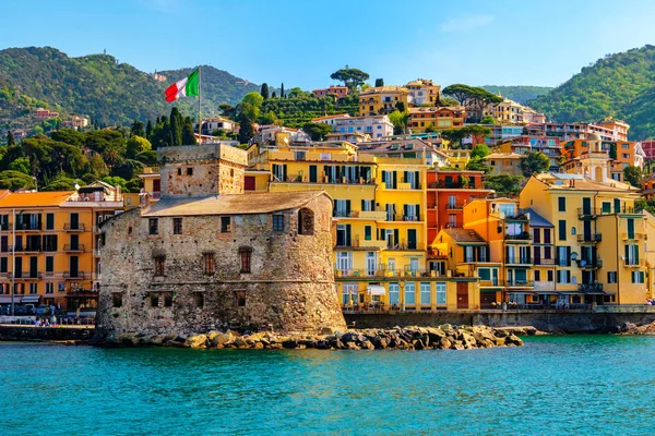 Castillo italiano junto al mar Castello di Rapallo en la riviera italiana Portofino área - Génova - Liguria - Italia — Foto de Stock