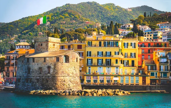 レトロなイタリアの城海辺のヴィンテージ旅行の背景Castello di Rapalloイタリアのリビエラ-イタリア — ストック写真