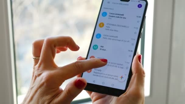 Kézi olvas elektronikus levél Gmail app görgetés olvasás — Stock videók