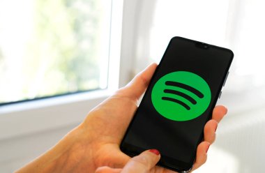 Müzik app simgesi el smartphone spotify