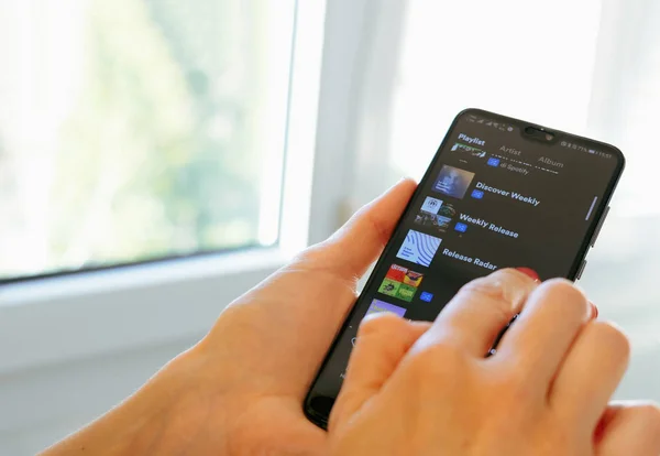 Müzik app el smartphone çalma kaydırma spotify