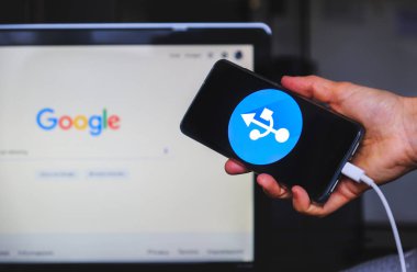 usb el smartphone usb kablo google arama web sayfası arka plan üzerinde hayvan zinciri