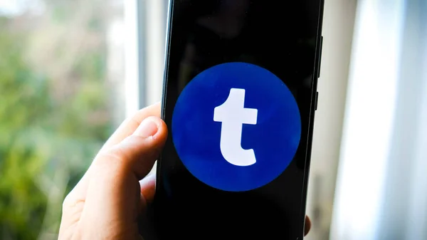 Aplicación Tumblr en la mano del teléfono inteligente — Foto de Stock