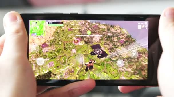 Fortnite gameplay battle royale game smartphone — Stock Video