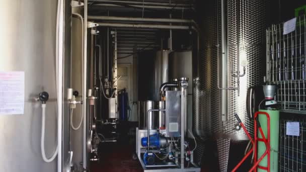 Vingården rostfritt silor rum vinproduktion destilleriet processen — Stockvideo
