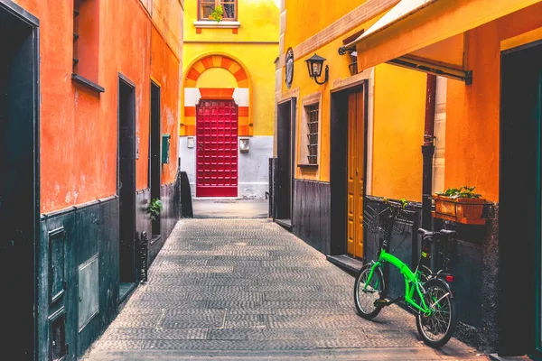 Vélo de ruelle italien coloré — Photo