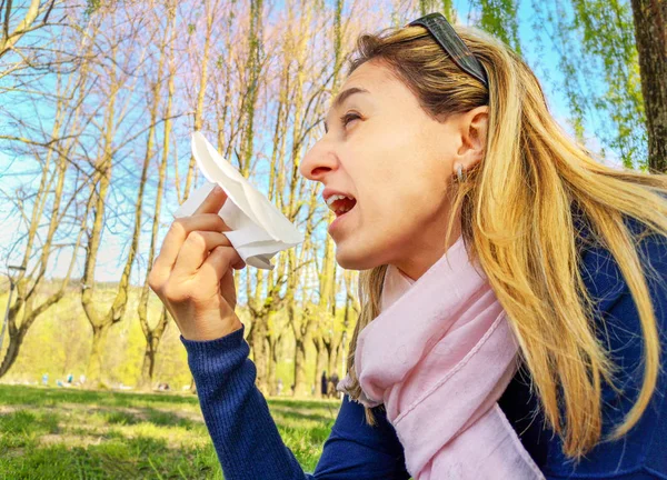 くしゃみアレルギー花粉症花粉症鼻スプリングタイム — ストック写真
