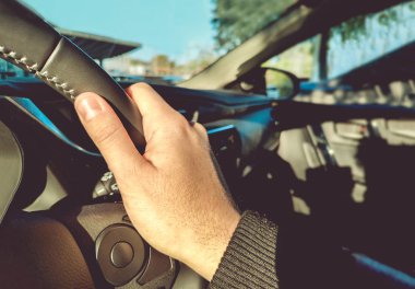 direksiyonda sağ elle direksiyon öğrenmeyi sol el trafik ışığı olan bir arabanın içinde.