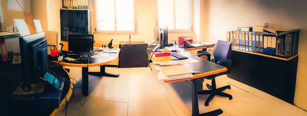 Verwaltungsbüro horizontal Hintergrund altmodisch echten Arbeitsplatz helles Licht — Stockfoto
