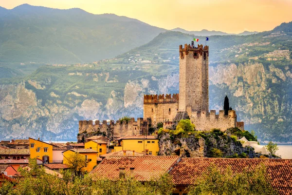 Lago Di Garda włoskiej wsi Malcesine spokojne miasto i zamek nad jeziorem Garda romantyczny idylliczne malownicze zachód słońca — Zdjęcie stockowe