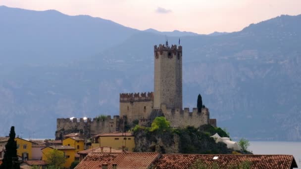 İtalyan köy malcesine huzurlu şehir ve Kale Garda Gölü kıyısında romantik pastoral pitoresk gün batımı — Stok video