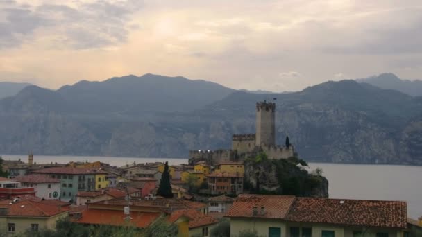 Pueblo italiano horizonte de Malcesine tranquila ciudad panorámica en el lago de Garda frente al mar romántico panorama horizontal y pintoresco castillo idílico — Vídeos de Stock