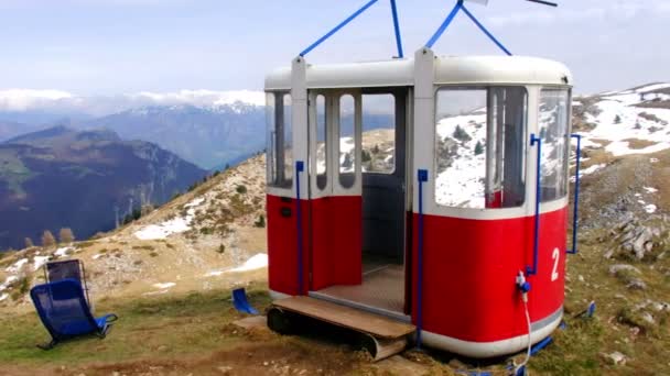 Vecchia cabinovia abbandonata in cima al Monte Baldo vicino a Malcesine in Italia — Video Stock