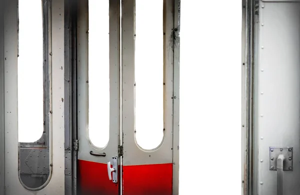 Alte Straßenbahn offene Türen innen isoliert weißer Hintergrund - Besuch der Stadt mit Nahverkehrskonzept — Stockfoto
