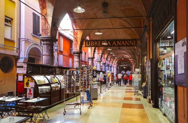 Bolonia Italia - librería de antigüedades Biblioteca Nanni en Via De Musei bajo el arco del pórtico de la Morte — Foto de Stock