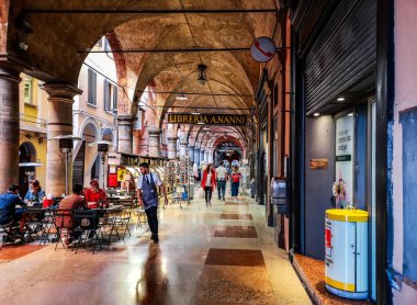 Bologna İtalya kemer altında hizmet veren garson