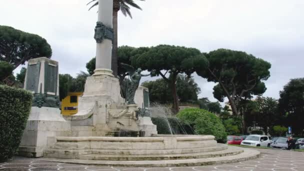 Frascati - Província de Roma no Lácio - Itália - Monumento ai Caduti ou Memorial da Guerra — Vídeo de Stock