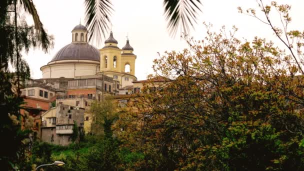 Ariccia - Roma banliyösü - Lazio - İtalya Santa Maria kilise kubbe dalları renkli günbatımı arka plan — Stok video