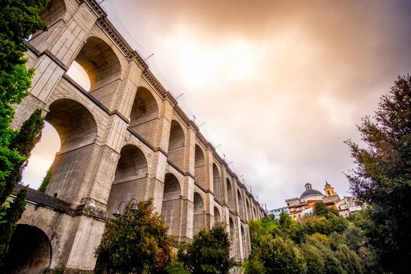 Puente monumental de Ariccia - Roma provincia en Lazio - Italia —  Fotos de Stock