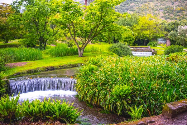 Eden jardín fuente cascada de cuento de hadas en el Giardino di Ninfa - Cisterna di Latina - Lazio - Italia — Foto de Stock