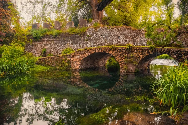 Traumhafte mittelalterliche Fantasie Wald Märchenlandschaft Flussbrücke — Stockfoto
