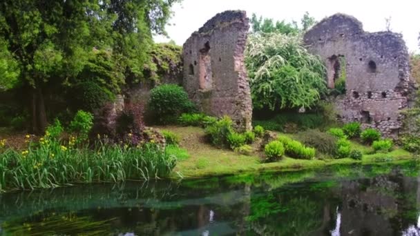 Río castillo ruinas jardín cuento de hadas ninfa jardín — Vídeo de stock