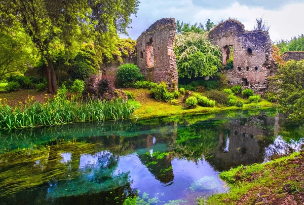 Sueño río encantado castillo ruinas jardín cuento de hadas ninfa jardín — Foto de Stock