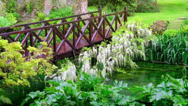 Pohádkový most živý zelená řeka plná květin v okrasné zahradě