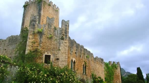 Замок руин и сада нинфо в Лацио - Латина провинция - Италия ориентир — стоковое видео