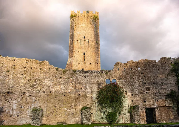 意大利拉齐奥-拉丁省宁法废墟城堡和塔楼 — 图库照片