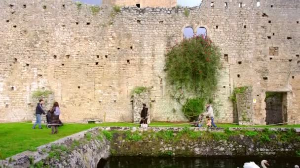 Castelo e torre de ruínas ninfa em Lazio - província Latina - Itália — Vídeo de Stock