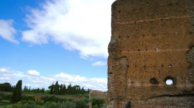 Tivoli - Villa Adriana kültürel Roma turu- İtalya'da arkeolojik simgesel üç Exedras binasının havadan görünümü