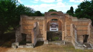 Tivoli - Villa Adriana kültürel Roma turu- İtalya'da arkeolojik simgesel üç Exedras binasının havadan görünümü