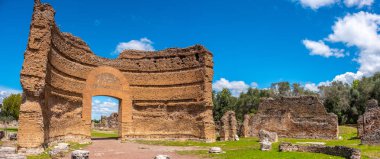 Roma harabeleri Tivoli Roma panoramik Villa Adriana - Lazio - İtalya Ninfeo sarayının kapısı ufalanmış