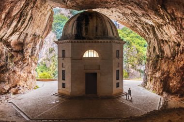Marche-Italya-Genga Frasassi mağaraları yakınında Valadier Kilisesi Tapınağı