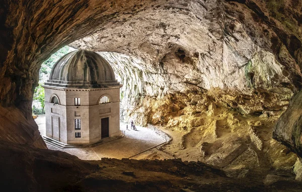 Chiesa dentro grotta in Italia - Marche - il tempio di Valadier chiesa vicino alle grotte di Frasassi a Genga Ancona — Foto Stock