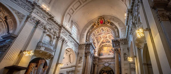 イタリアのサンピエトロのボローニャ大聖堂のパノラマ教会の内部 — ストック写真