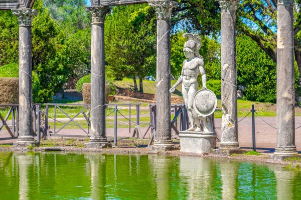 Tivoli - Villa Adriana Canopo - Lazio - Italia estatua de héroe romano dios con casco y escudo — Foto de Stock