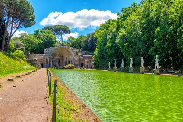 Italský archeologický areál Villa Adriana nebo Hadrians Villa v areálu Serapeo Canapeo nebo Canopus a chrám v Tivoli-Lazio-Itálie — Stock fotografie