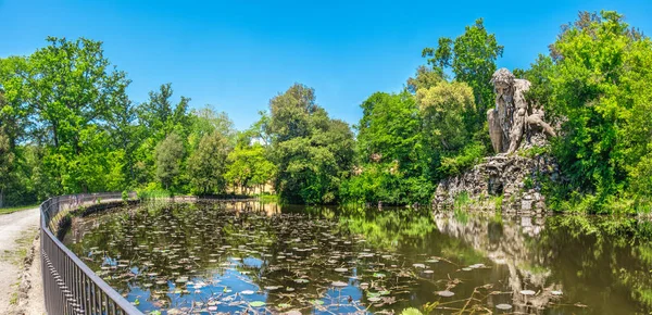 Die majestätische große statue des colosso dell appennino gigantische statue und teich in den öffentlichen gärten von pratolino in der nähe von florenz in italien - panorama weitwinkel — Stockfoto