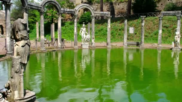 Villa Adriana of Hadrians Villa Canopus in Tivoli - Rome - Italy full of roman gods statues and pond — Stock Video